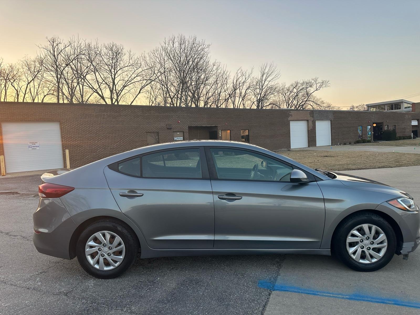 								Hyundai Elantra 2018 full									